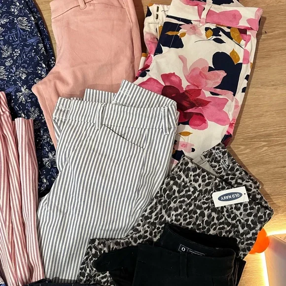 19 Pairs of Old Navy Pixie Pants, and some of gaps version of the same pants - Picture 6 of 8